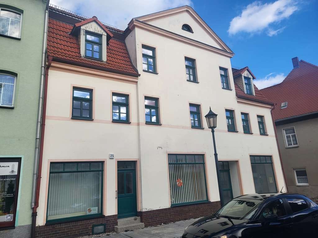 Immobilie in Lucka - Mehrfamilienhaus mit 3 vermieteten Wohnungen und 2 Ladenflächen im Zentrum von Lucka zu verkaufen - Bild 1
