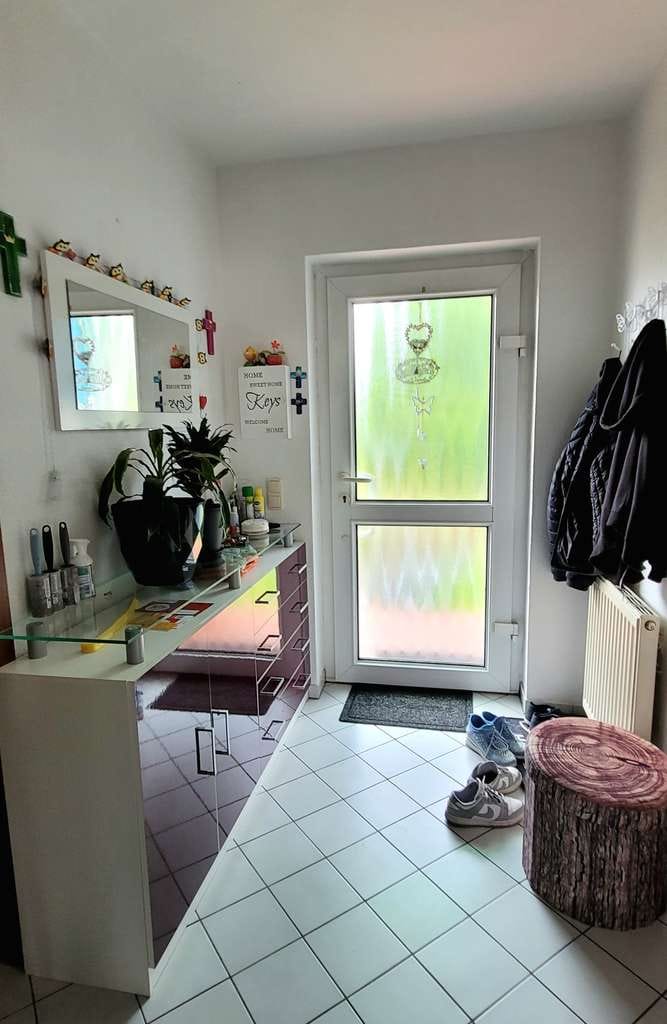 Immobilie in Waldsolms - Gepflegtes Reihenmittelhaus in Waldsolms mit Garten, Terrasse und zwei Stellplätzen! - Bild 1