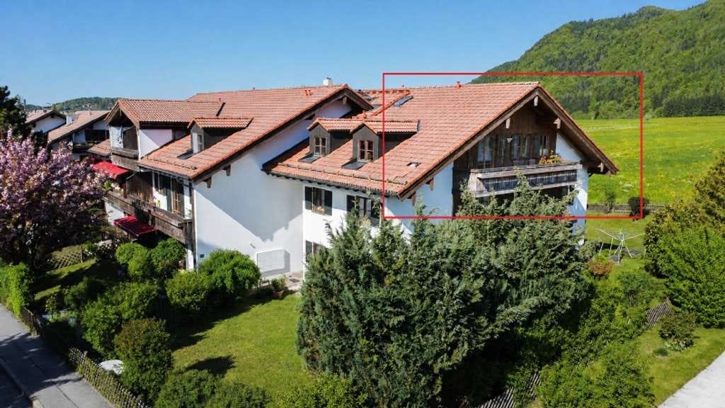 Immobilie in Aschau im Chiemgau - 2-Zimmer-Dachgeschosswohnung mit Südbalkon - Bild 0