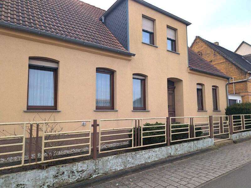 Immobilie in Bitterfeld-Wolfen - Einfamilienhaus mit Entwicklungspotenzial und schönem Grundstück - Bild 0