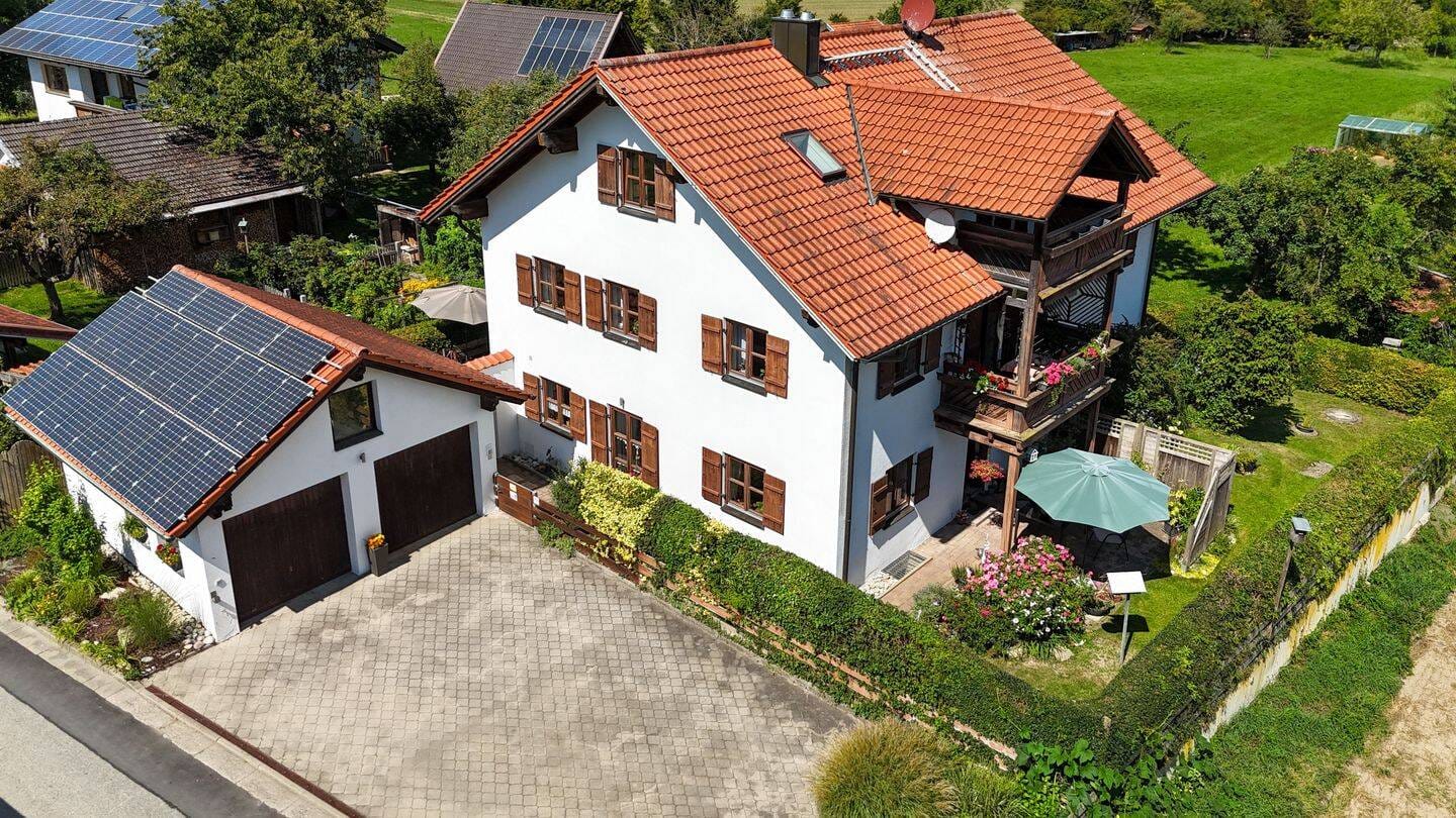 Immobilie in Mehring - Schönes Zweifamilienhaus mit ausgebautem Dachgeschoss im Außenbereich - Bild 0