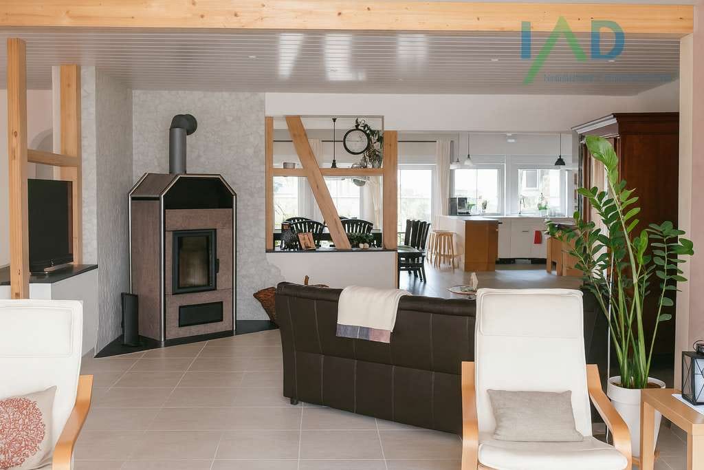 Immobilie in Kirchhundem - Geräumiges Zweifamilienhaus in malerischer Hanglage mit separater Einliegerwohnung. - Bild 1