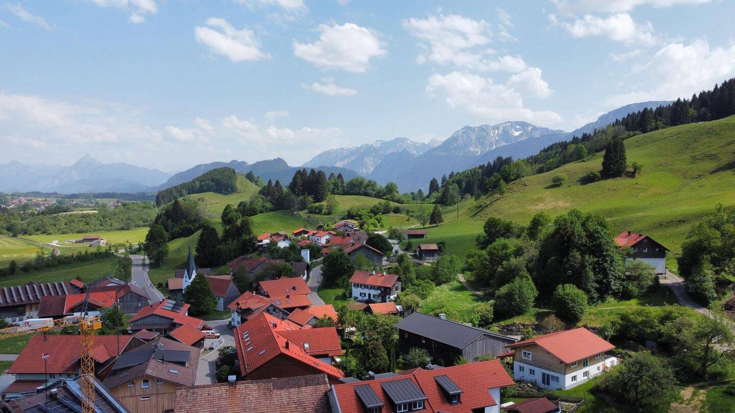 Immobilie in Pfronten - Historisches Allgäuer Wohnhaus mit unverbaubarem Alpenpanorama, großer Tenne und außergew. Entwicklungspotential. - Bild 2