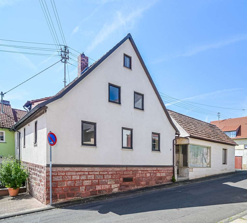 Immobilie in Karlstadt - Viel Platz für Ihre Ideen – EFH mit Nebenhaus, Scheune und Ladenlokal in Karlstadt-Gambach z.vk. - Bild 1