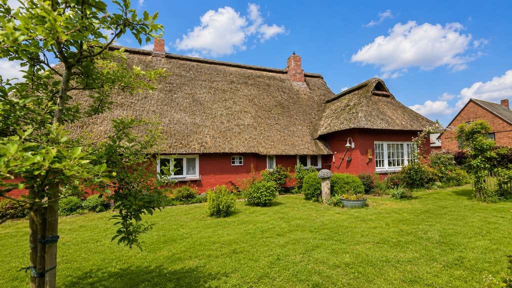 Immobilie in Hohn - Historisches Reetdachhaus im gewachsener Ortslage in Hohn - Bild 1
