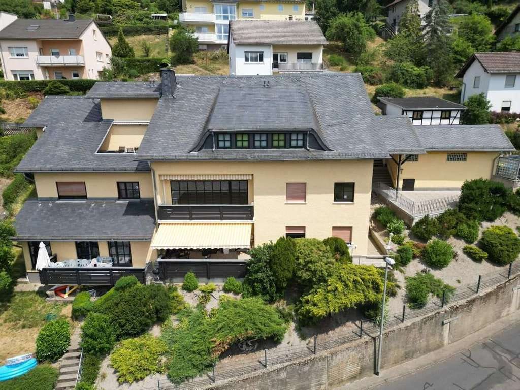 Immobilie in Bad Schwalbach - Gepflegtes Mehrfamilienhaus in Ramschied mit 7 Stellplätzen (Garage) zu verkaufen! - Bild 0