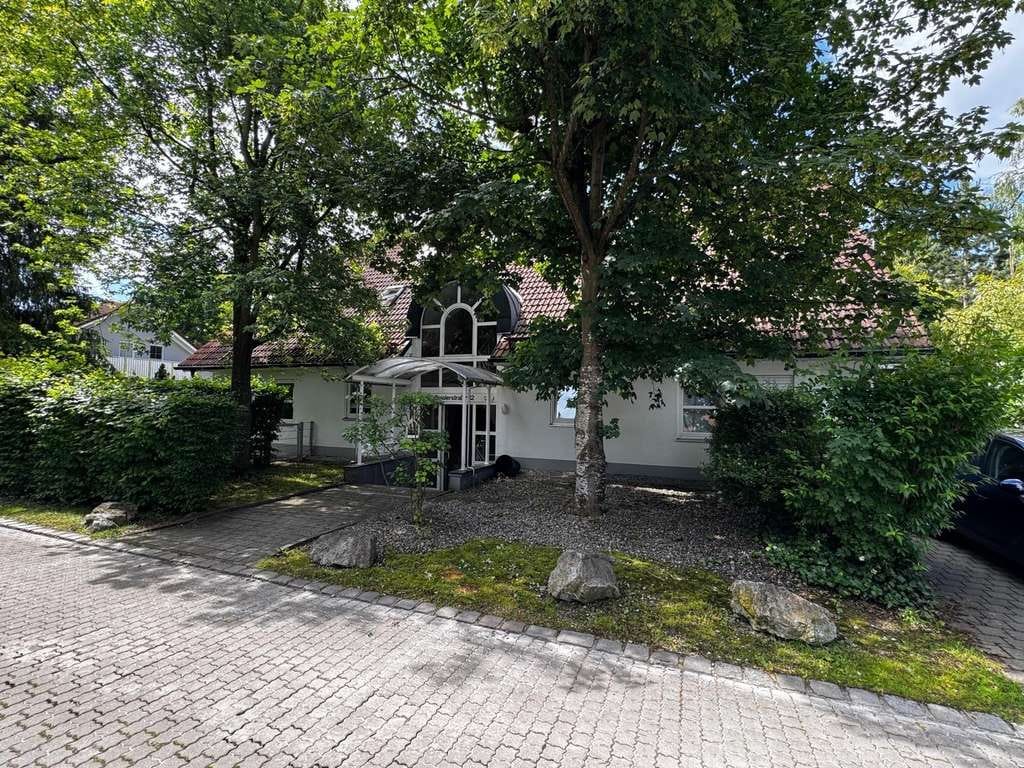 Immobilie in Gröbenzell - ** Vermietete Wohlfühloase ** 
3-Zimmer Erdgeschosswohnung mit Garten - Bild 1