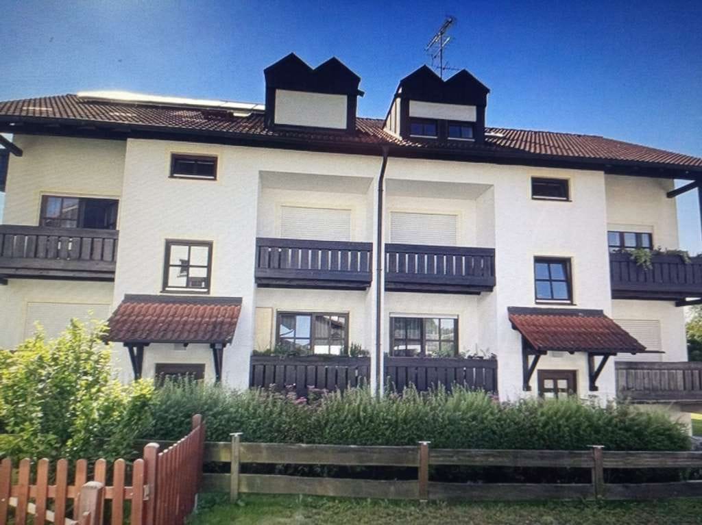 Immobilie in Bayerbach - Helle 2‑Zi.‑Eigentumswohnung mit Garage in ruhiger Siedlungslage von Bayerbach (Ndb. Bäderdreieck) - Bild 1