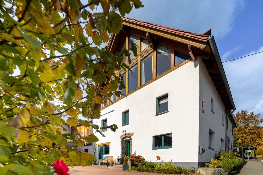 Immobilie in Niederscheidweiler - Das „Haus, das Geld verdient“ – Historisches Juwel mit Eifel-Panorama & Pferdestall ! - Bild 2