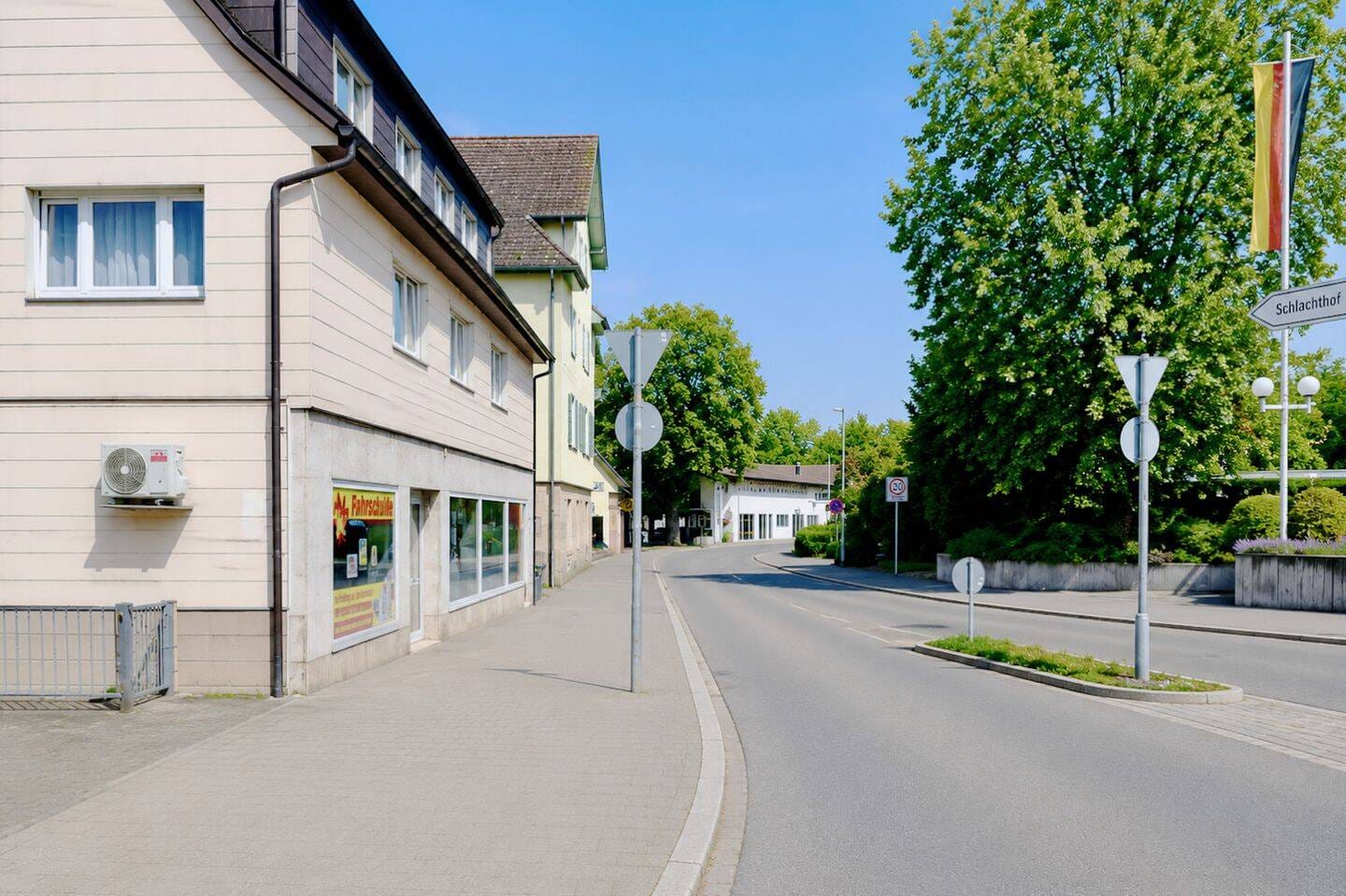 Immobilie in Nürtingen - 5,4% Ist-Rendite - Wohn- und Geschäftshaus  mit 5 Einheiten auf 497 m² Fläche - Bild 1