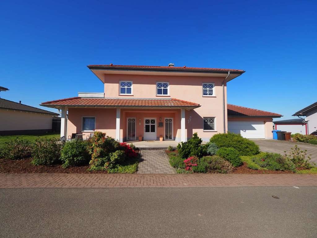 Immobilie in Herschberg - AUSSERGEWÖHNLICHES EINFAMILIENHAUS MIT VIEL PLATZ, DOPPELGARAGE UND SCHÖNEM GARTEN - Bild 0