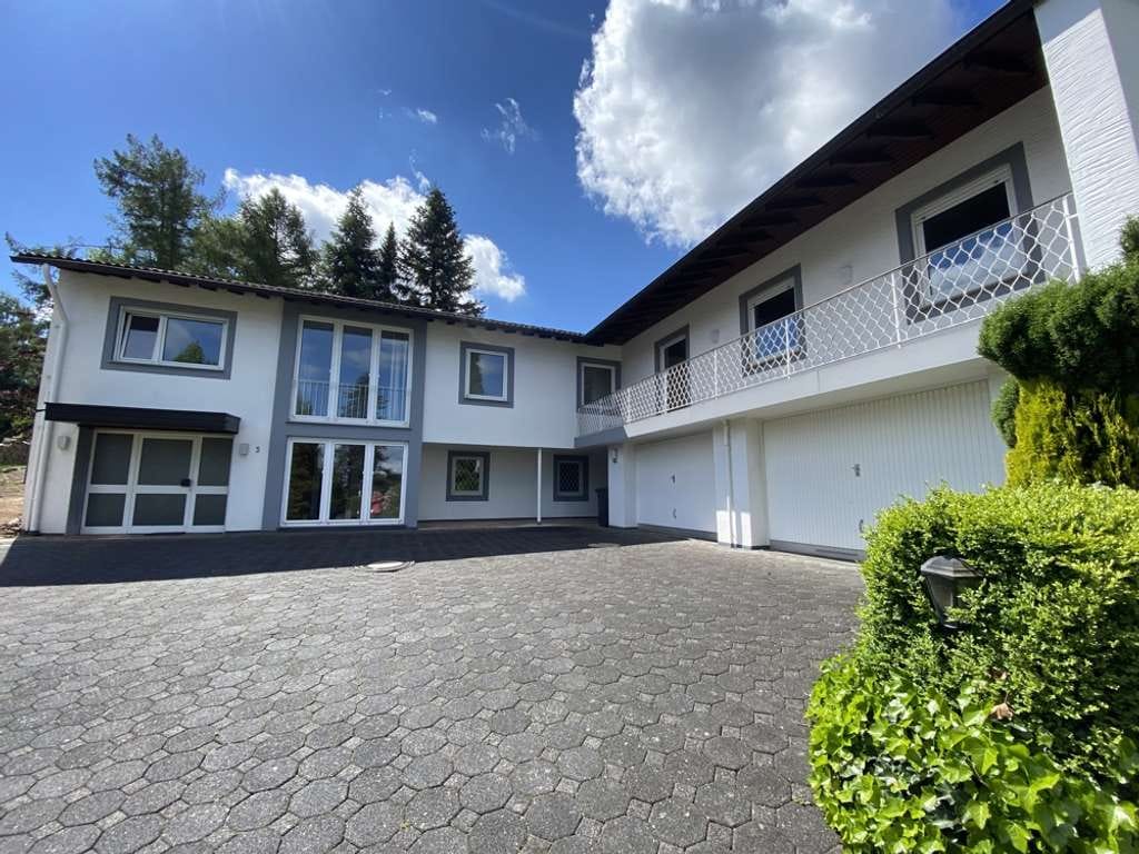 Immobilie in Ransbach-Baumbach - Viel Platz zum Leben - Großzügiges Anwesen auf
  2.300 m² Parkgrundstück - Bild 3
