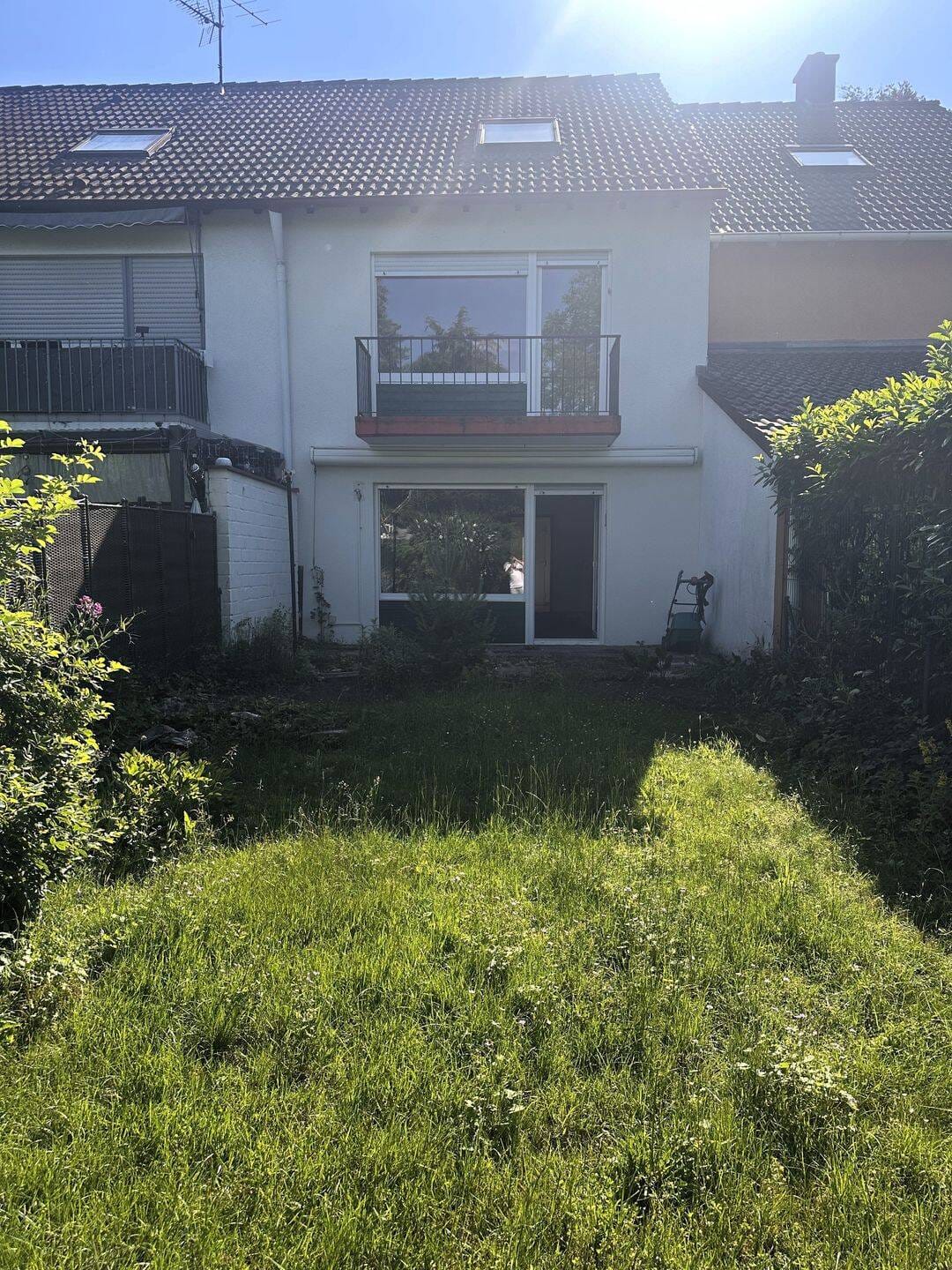 Immobilie in Feucht - Charmantes 70er Jahre Reihenmittelhaus mit Potenzial und Tiefgaragenstellplatz - Bild 1