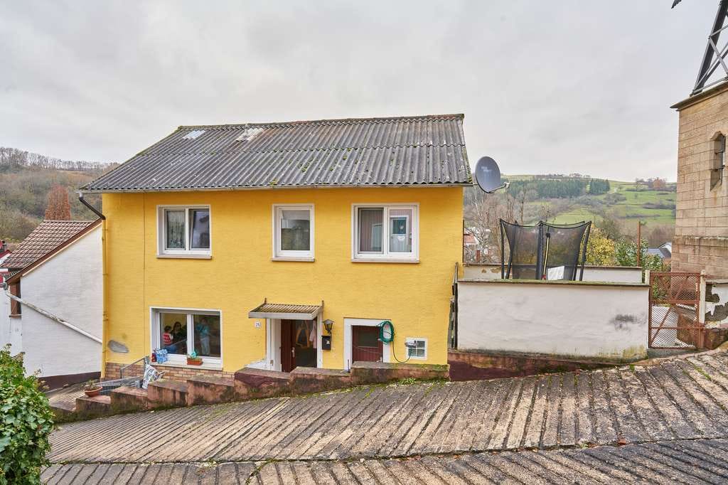 Immobilie in Schweisweiler - Freistehendes Einfamilienhaus mit Terrasse und Garten, Depot und Waschküche im Außenbereich - Bild 0
