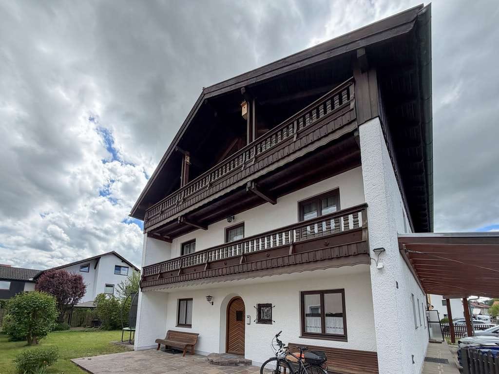 Immobilie in Waging am See - Kapitalanlage mit Entwicklungspotential - MFH mit Baugrundstück in Waging am See - Bild 1