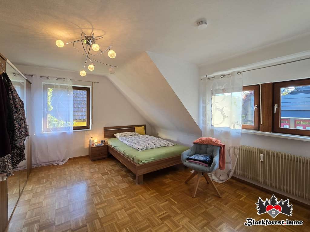 Immobilie in Hardt - Zentrales 2-Familienhaus mit 3 Garagen und PV-Anlage - Bild 2