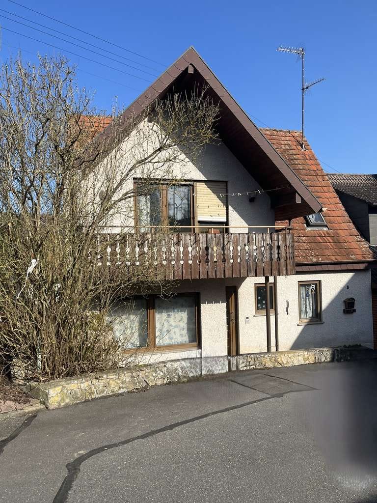 Immobilie in Bad Mergentheim - Älteres Wohnhaus mit Doppelgarage in Bad Mergentheim - Ortsteil Apfelbach - Bild 1