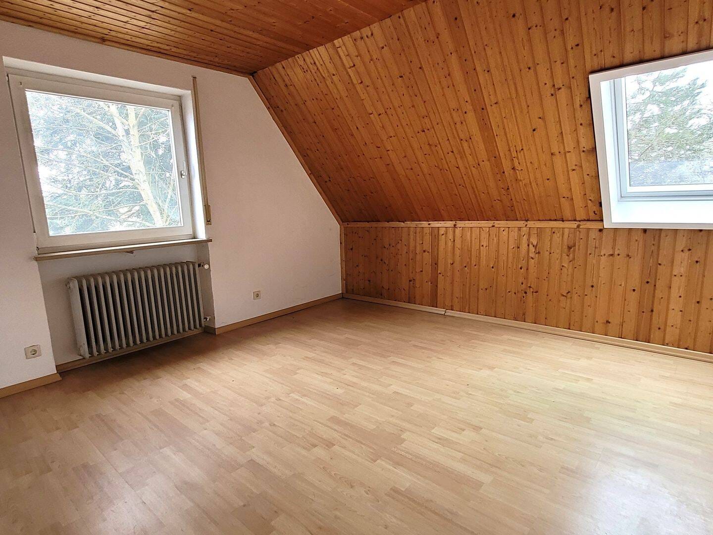 Immobilie in Uttenreuth - Die Lage macht den Unterschied: Großes, freistehendes EFH mit Naturgarten  in ruhiger Wohnlage von Uttenreuth - Bild 3