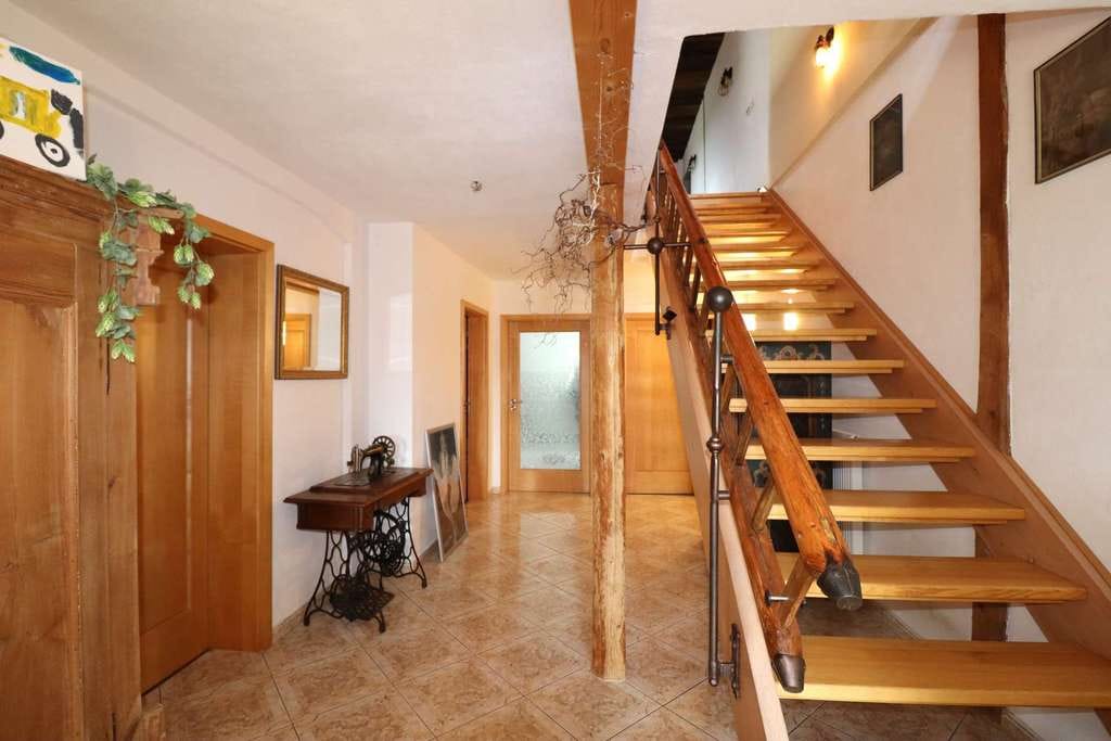 Immobilie in Neufraunhofen - Einzigartiges Anwesen mit großzügigem 2-Familienhaus, Gewerbeeinheit und Möglichkeit zur Tierhaltung - Bild 3