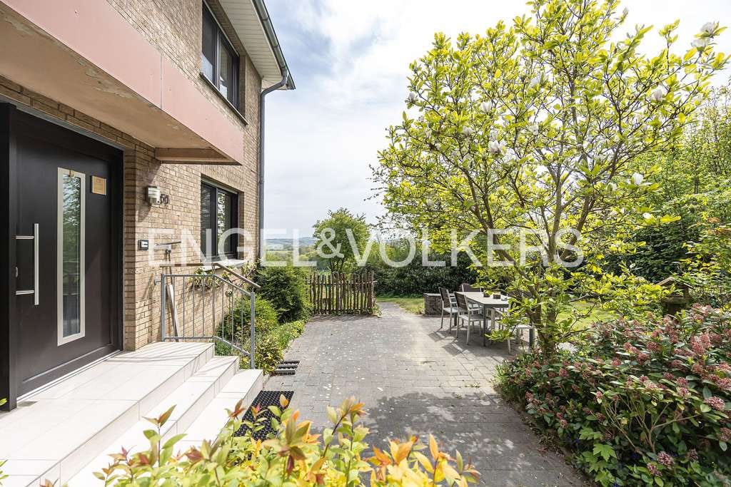 Immobilie in Westerkappeln - Großzügiges Einfamilienhaus mit weitläufigem Grundstück und Blick auf den Teutoburger Wald - Bild 1