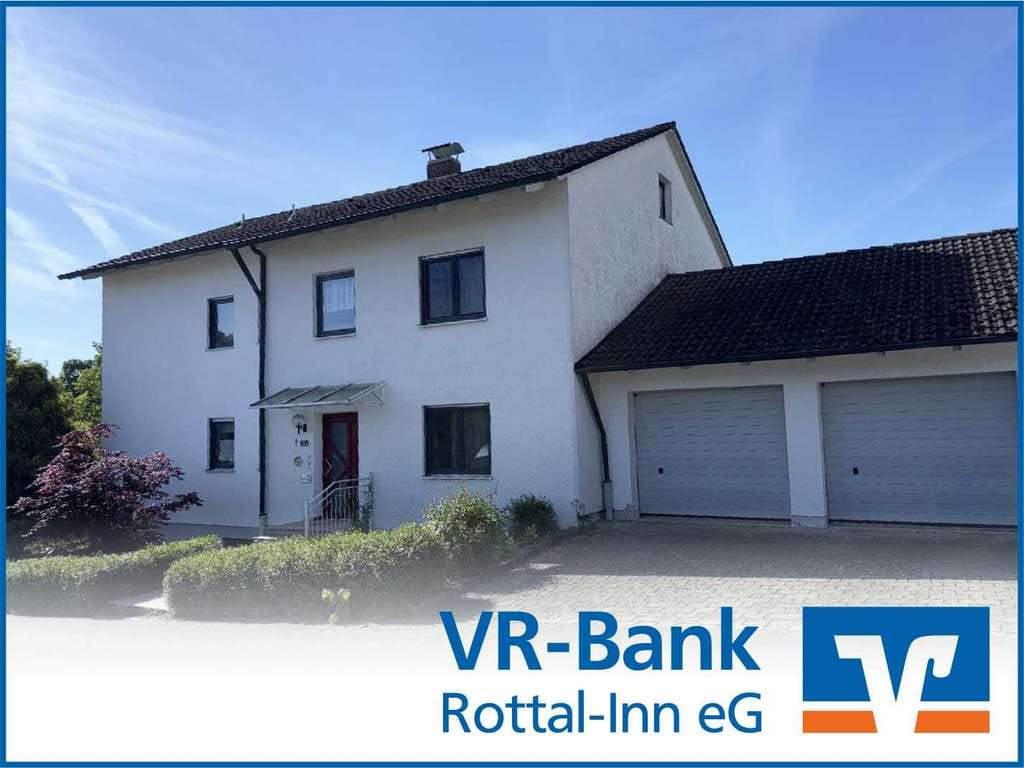 Immobilie in Eggenfelden - 1 - 2 Familienhaus mit Potenzial – großzügig Wohnen unter einem Dach - Bild 0