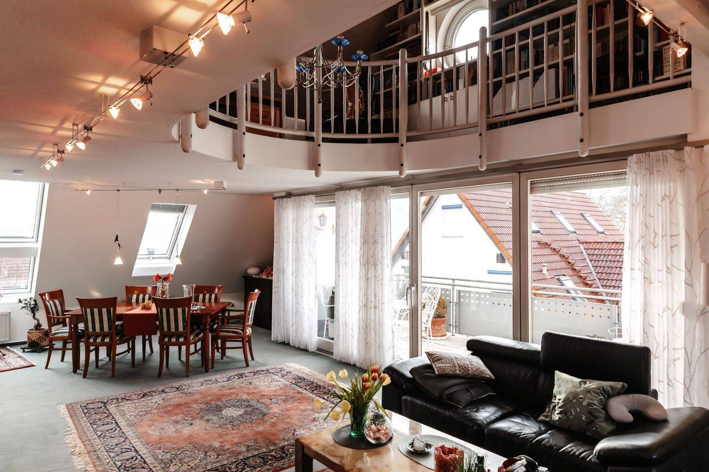 Immobilie in Simmozheim - Wohnen über zwei Ebenen: Galerie, Südbalkon, 4 Zimmer | 2 Bäder | 2 Stellplätze | Energieeffizienz C - Bild 1