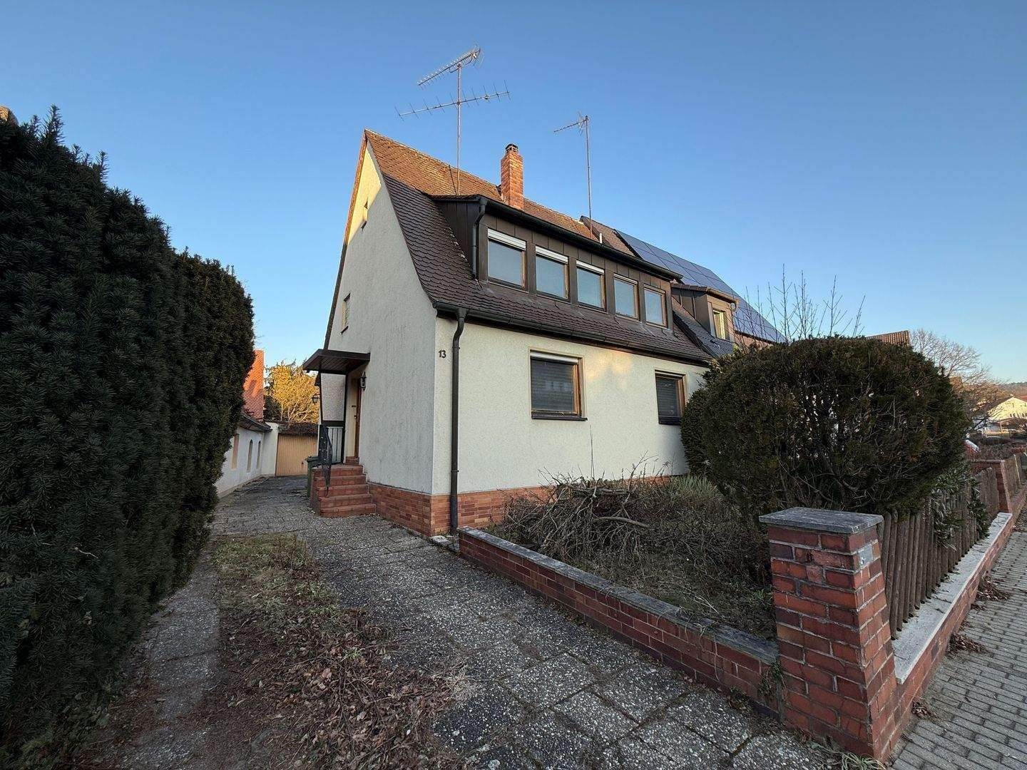 Immobilie in Bubenreuth - Stark sanierungsbedürftige Doppelhaushälfte für RENOVIERUNGSPROFIS  - Bild 1