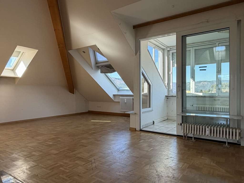 Immobilie in Schluchsee - Bezugsfrei: Renovierungsbedürftige 3,5-Zimmer-Dachgeschosswohnung mit Loggia & TG-Stellplatz - Bild 4