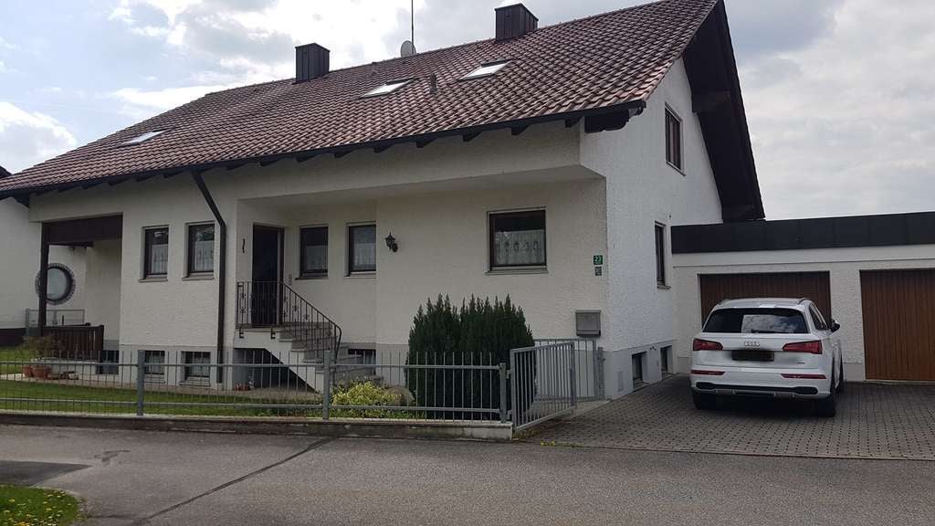 Immobilie in Wallersdorf - Freistehendes Einfamilienhaus mit Einliegerwohnung - Bild 1