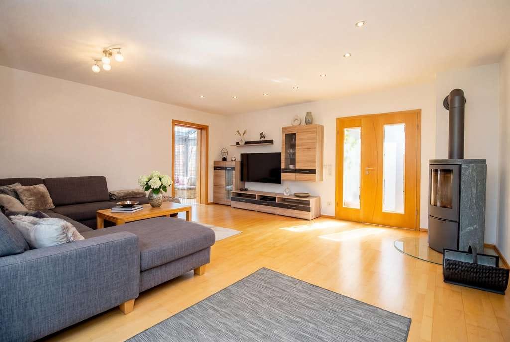 Immobilie in Affing - Wohnkomfort pur: Großzügiges Zuhause mit Wintergarten und Gartenidylle - Bild 2