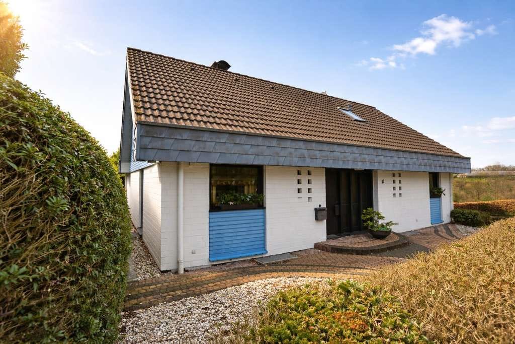 Immobilie in Hennef (Sieg) - Hennef-Bröl: Familienhaus mit Südterrasse, Doppelgarage und großem Grundstück - Bild 2