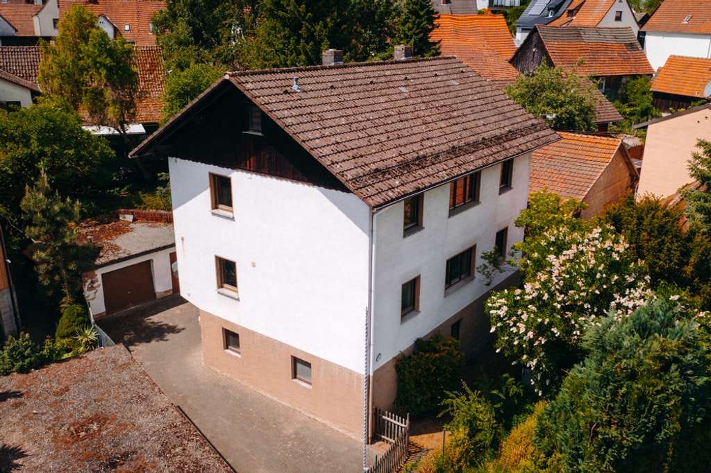 Immobilie in Weibersbrunn - Charmantes freistehendes Einfamilienhaus mit Potenzial – auch als Mehrgenerationenhaus nutzbar - Bild 0