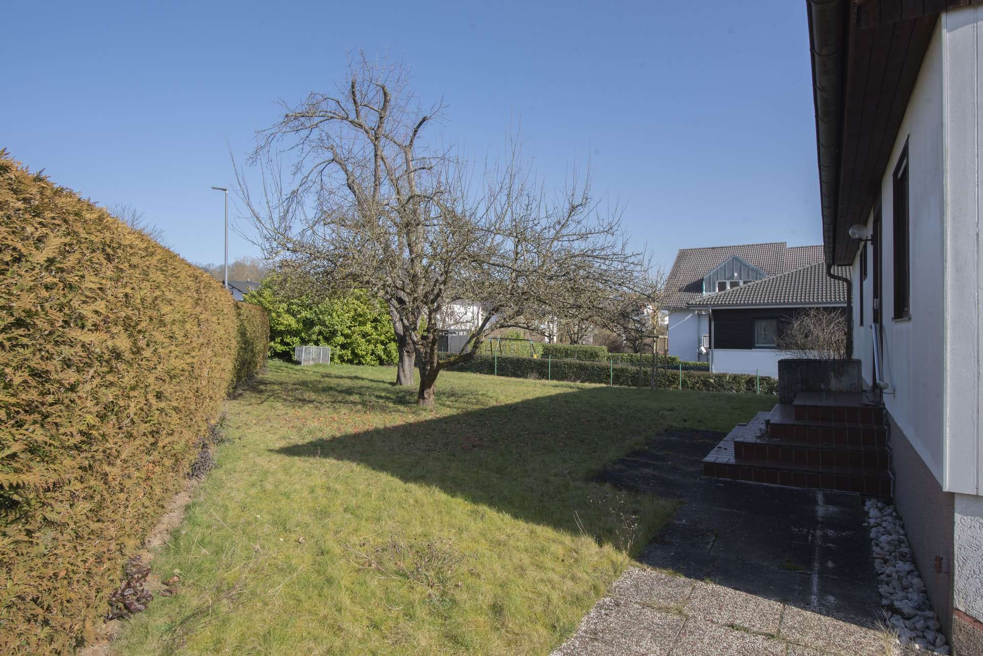 Immobilie in Bad Camberg - Wunderschönes Eckgrundstück mit viel Abstand. EFH mit ELW-Option und großer Garage. - Bild 1