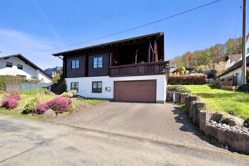 Immobilie in Scheuerfeld - **Stilvolles Holzhaus mit sonnigem Garten und Garage in Scheuerfeld** - Bild 1