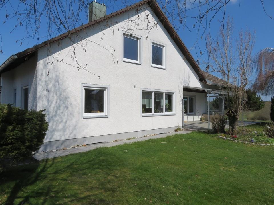 Immobilie in Illschwang - Attraktives Einfamilienhaus mit ELW, großem Grundstück und traumhafter Aussicht in Illschwang - Bild 0