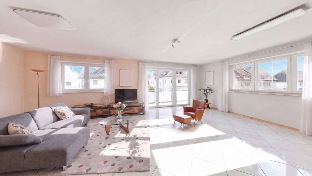 Immobilie in Elzach - Modernes Wohnen auf 3 Etagen - 6-Zimmer Maisonette Wohnung mit Balkon und Garage in 79215 Elzach - Bild 0