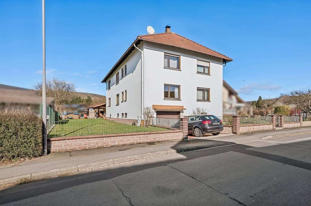 Immobilie in Bad Soden-Salmünster - Viel Platz zum Wohnen! Attraktives Zweifamilienhaus - Bild 1