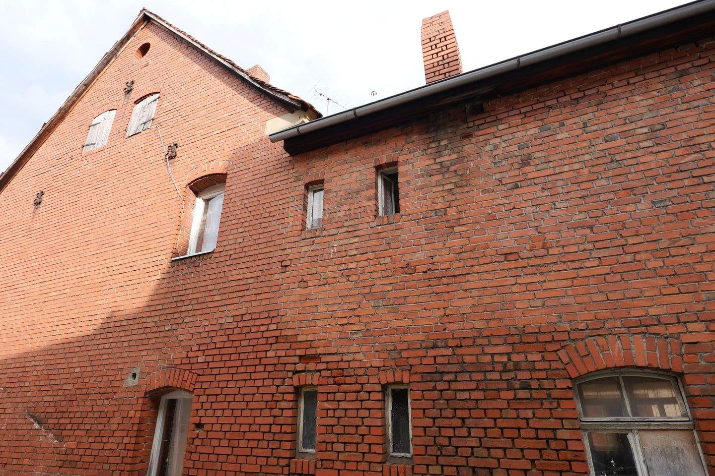Immobilie in Langenzenn - Zweifamilienhaus mit 6 Zimmern und Nebengebäude zum weiteren Ausbau in zentraler Lage von Langenzenn (unsere Objektnummer: 08AZ0125) - Bild 1