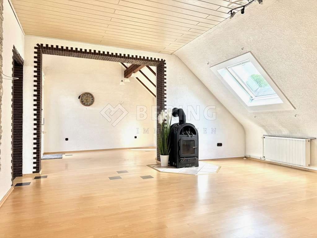 Immobilie in Netphen - DACHGESCHOSSWOHNUNG MIT ZWEI (!) GARAGEN UND CARPORT  I  NETPHEN - Bild 0