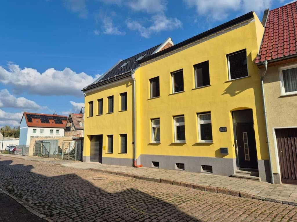 Immobilie in Calbe (Saale) - 2 Häuser | 300 m² WF | Hof + Garage | Smart Home | provisionsfrei - Bild 0
