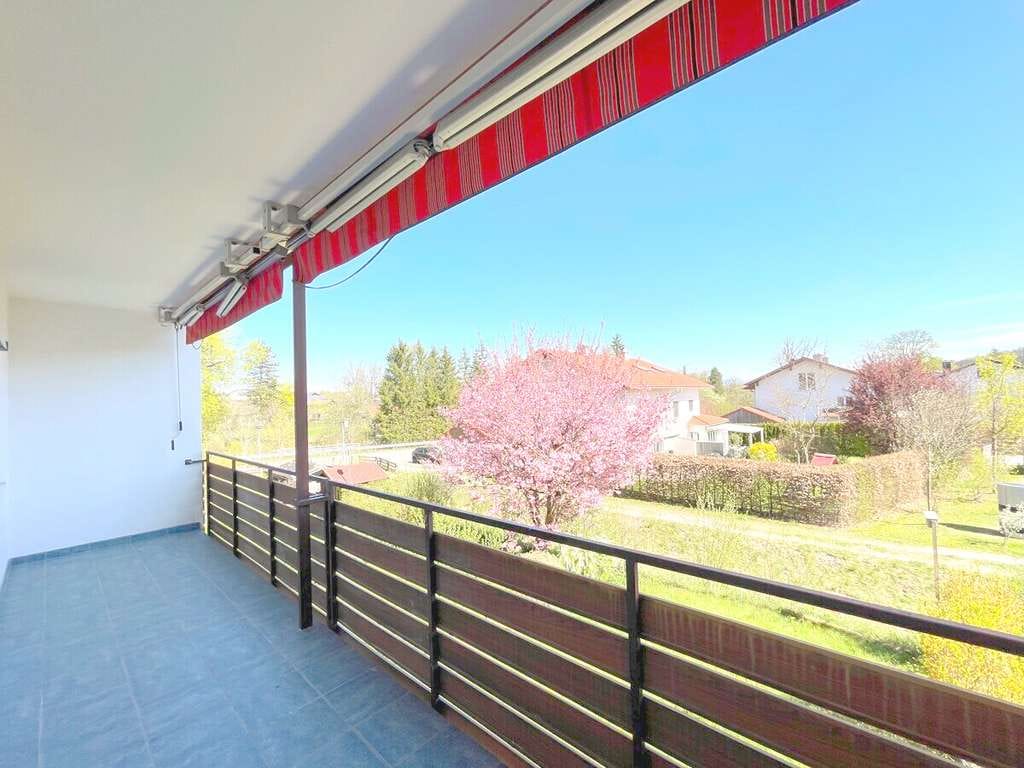 Immobilie in Feldkirchen-Westerham - Helle renovierte 1 Zi.-Whg., großer Balkon, separate Küche, Tageslichtbad, Hobbykeller, ruhige Lage - Bild 0