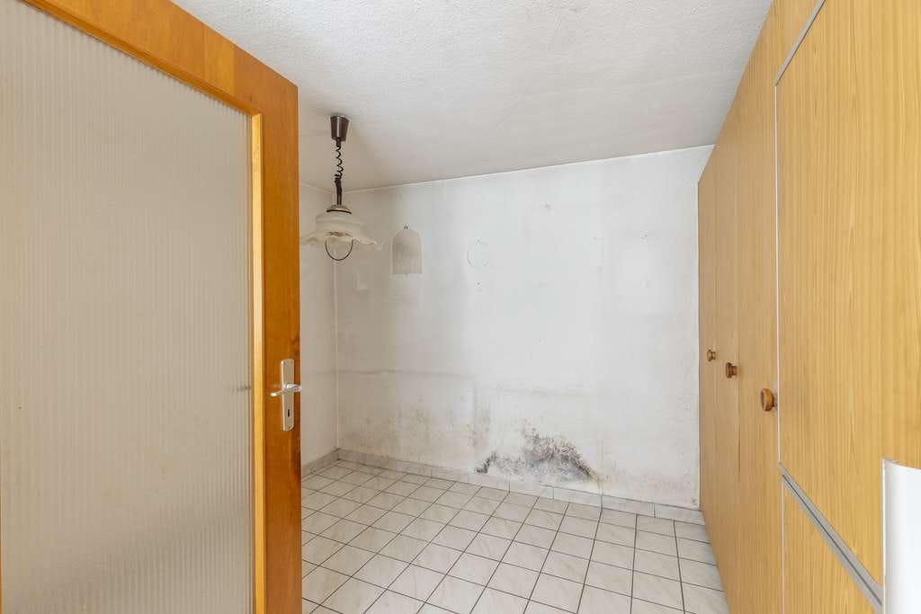Immobilie in Freiberg am Neckar - Solide Grundlage für Ihr Wohnprojekt | Renovierungsbedürftige Doppelhaushälfte mit Potential - Bild 3