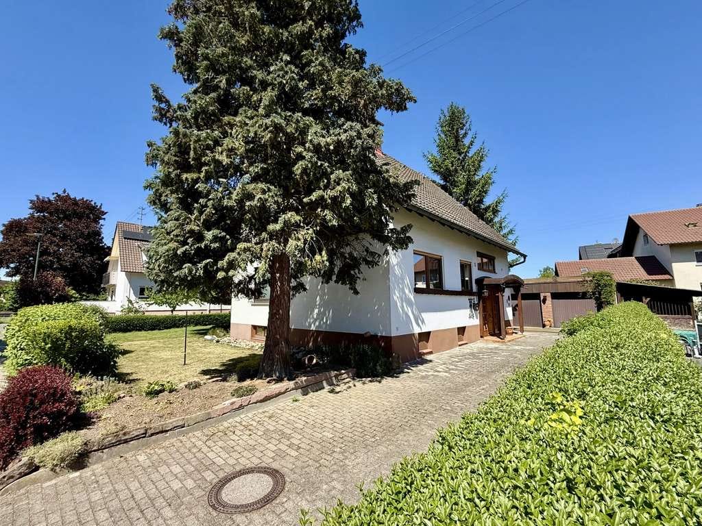 Immobilie in Neuried - Gepflegtes Einfamilienhaus mit schöner Außenanlage in Neuried zum Kauf | IMMOKOPF.de - Bild 1