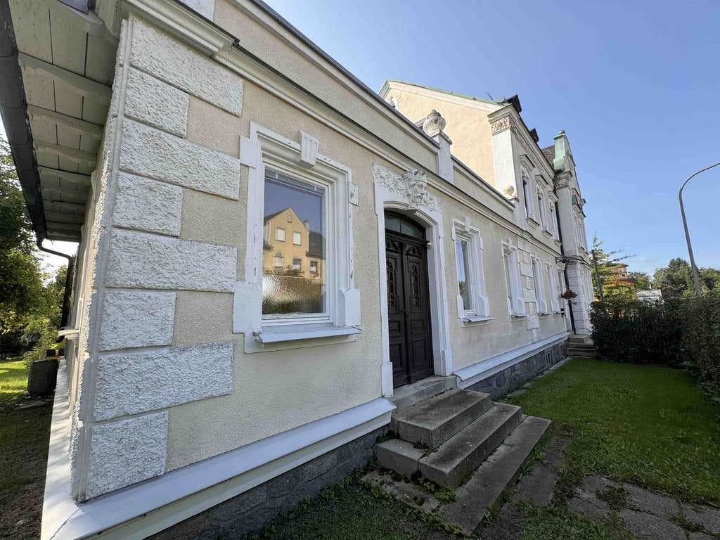 Immobilie in Arzberg - Herrschaftliches, großzügiges Einfamilienhaus mit Garten und Doppelgarage - Bild 2
