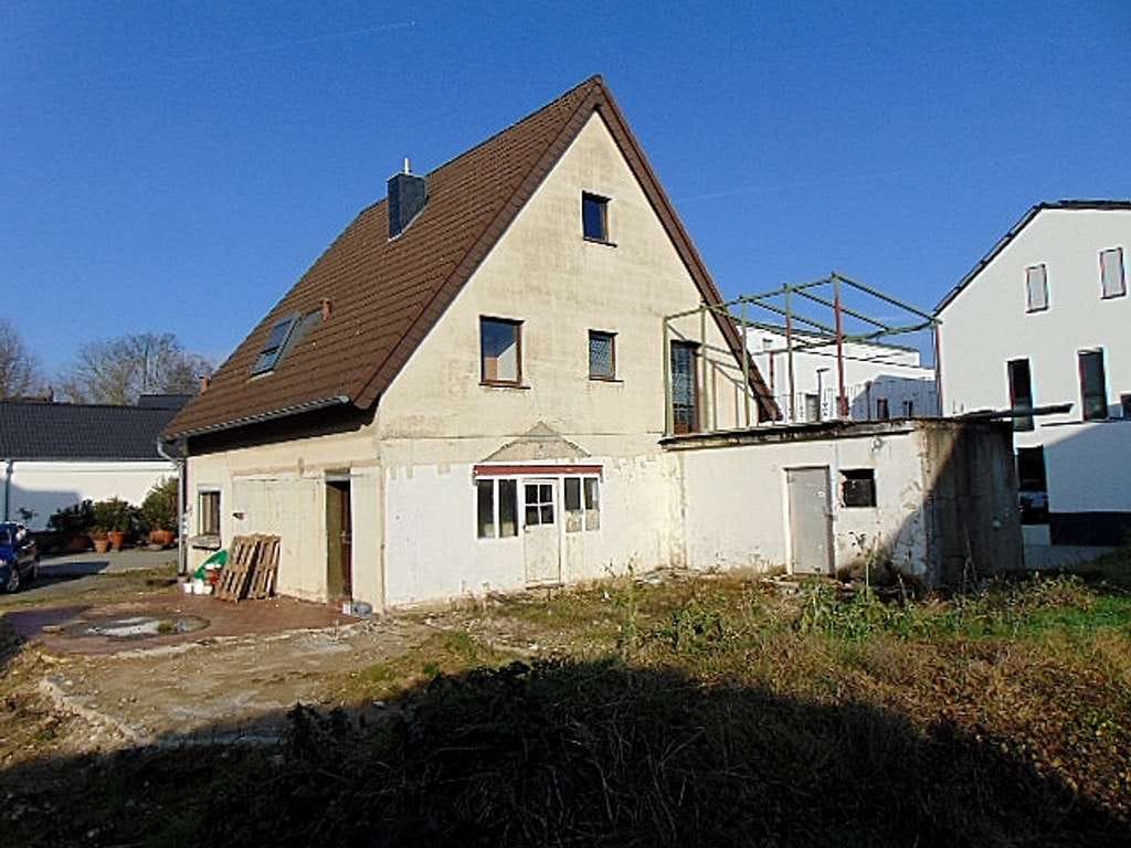 Immobilie in Bedburg - Platz für Visionen: Ihr Modernisierungs- oder Sanierungprojekt auf einem Filetgrundstück! - Bild 0