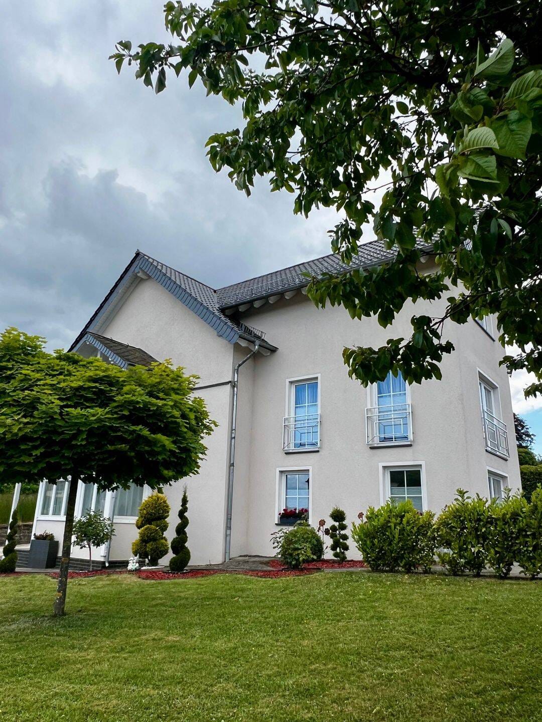 Immobilie in Arzfeld - Großzügiges Einfamilienhaus mit fünf Schlafzimmern, lichtdurchflutetem Wohnambiente und gepflegtem Garten – ideal für Familien - Bild 0