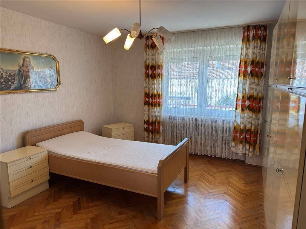 Immobilie in Burgkirchen an der Alz - Zweifamilienhaus mit Einliegerwohnung, großem Garten und viel Potenzial - Bild 4
