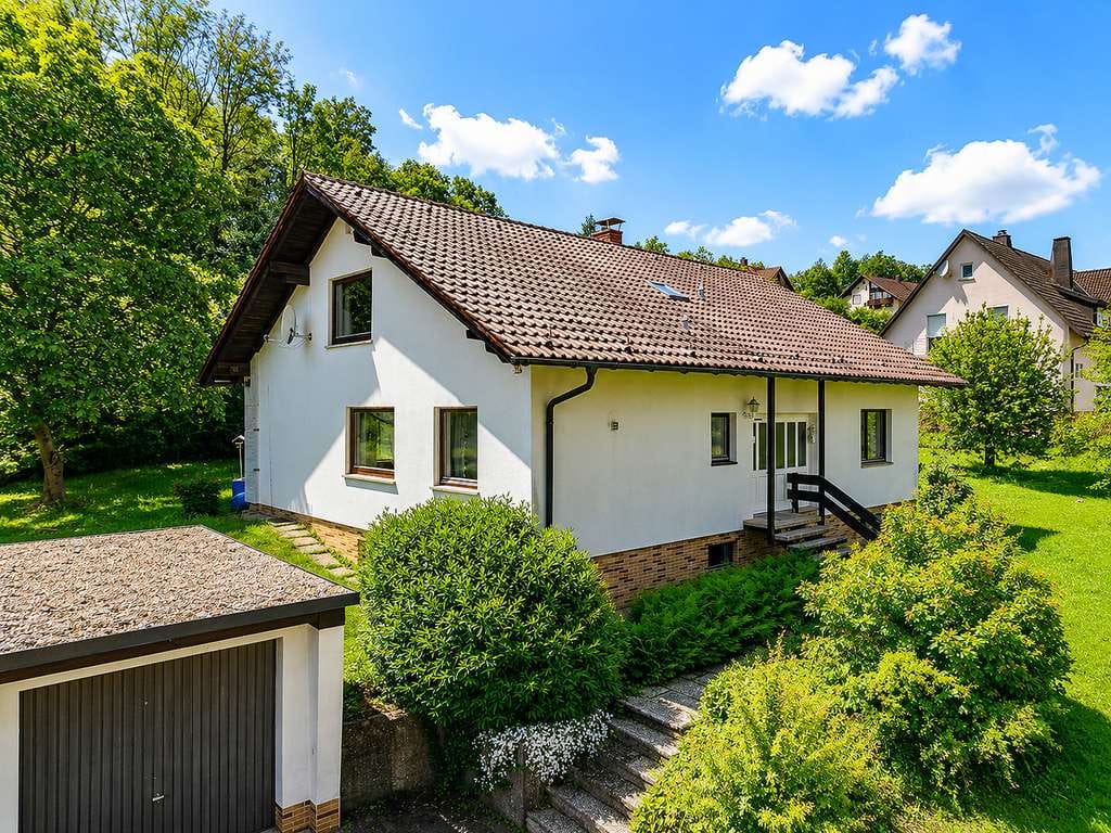 Immobilie in Marktrodach - Wohnhaus mit großem Garten in begehrtester Lage von Marktrodach - Bild 0