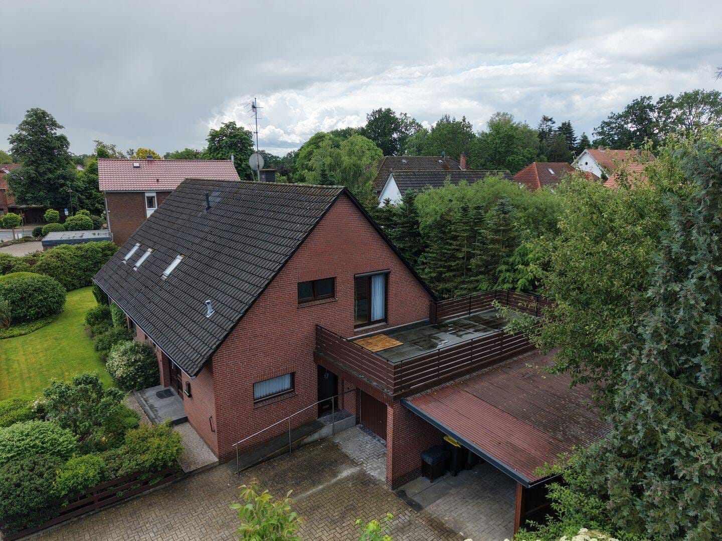 Immobilie in Großenkneten - Großzügiges Ein-/Zweifamilienhaus mit Einliegerwohnung, Kamin & Dachterrasse in Huntlosen - Bild 1