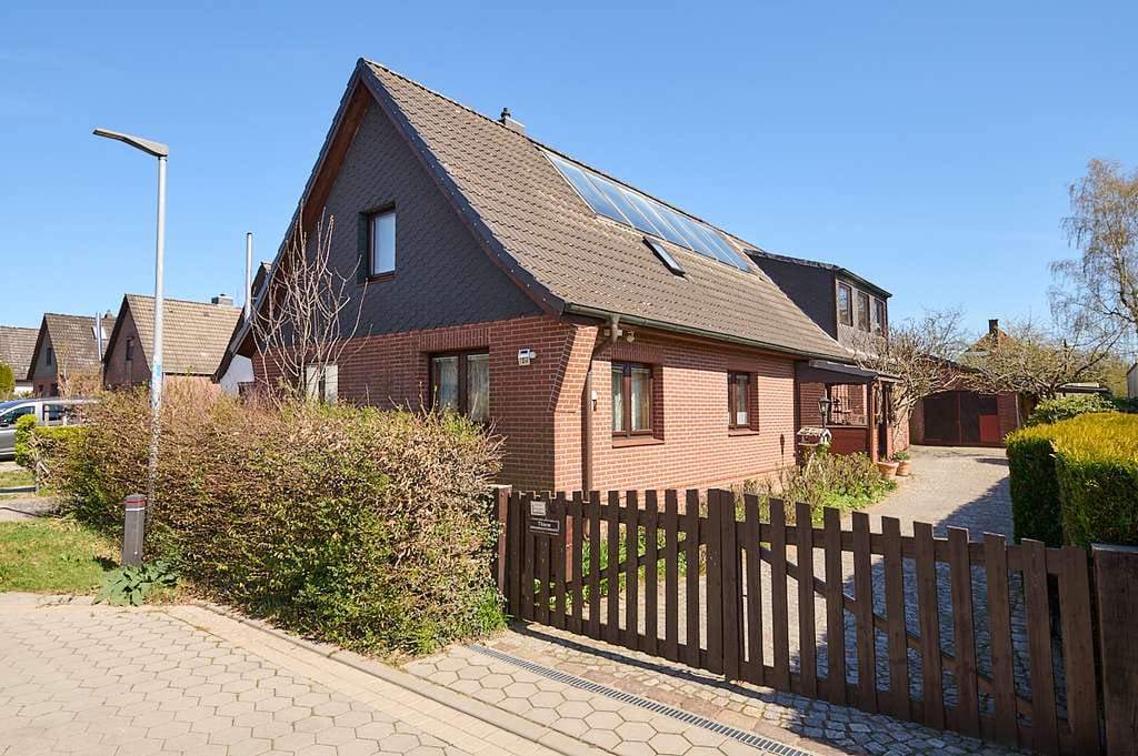 Immobilie in Glinde - VON PRIVAT: Großzügiges Ein- / Zweifamilienhaus mit 173 m² Wfl. + Keller und großer Garage in Glinde - Bild 0